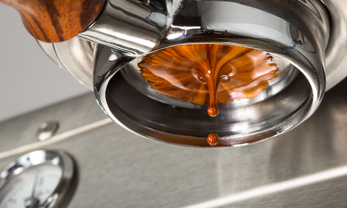 A perfect espresso extraction using a naked portafilter